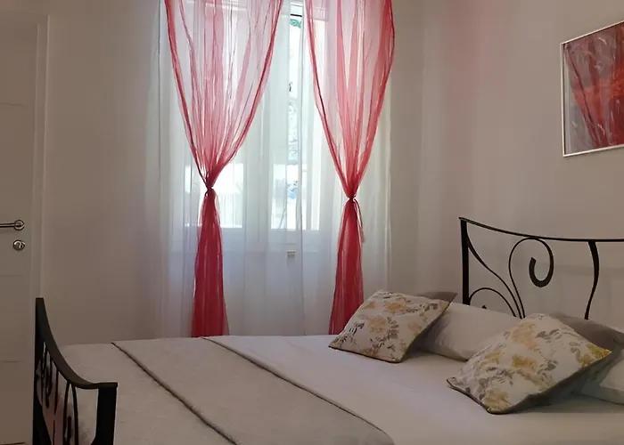 Old Town & Free Parking - Sweet Dado With Balcony شقة سبليت